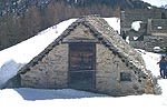 Povera baita, circondata dalla neve...